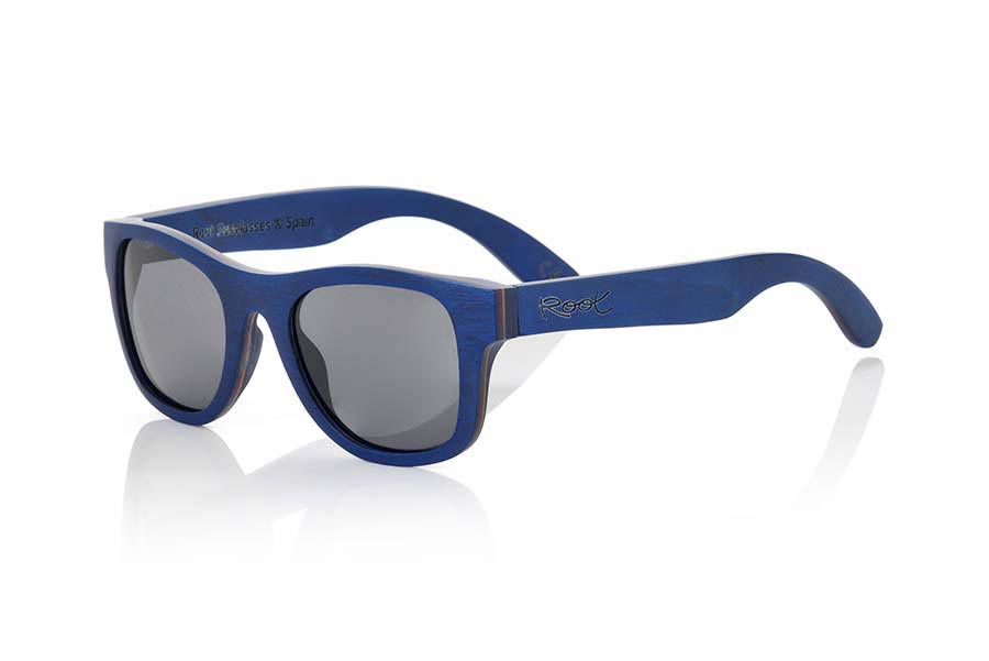 Gafas de Madera Natural de Laminada MARAJO. Las gafas de sol MARAJO están fabricadas en madera laminada de arce skateboard cada una de las diferentes láminas que componen su estructura han sido tintadas. El frontal de esta gafa se presenta en tonos azul oscuro tato en el interiorcomo en el exterior en la zona central de la estructura se ha intercalado una lámina en color amarillo oscuro, de formas clásicas es apta para todo tipo de personas de ambos sexos.  Las varillas en tonos azul oscuro como el frontal intercalando una lámina en tonos amarillo oscuro en la zona intermedia. Te gustará la ligereza de esta gafa, su forma y la combinación de colores. Medida frontal: 138x49mm Venta al Por Mayor y Detalle | Root Sunglasses® 