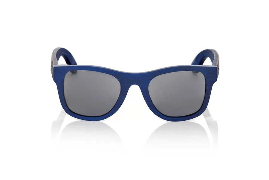 Gafas de Madera Natural de Laminada MARAJO. Las gafas de sol MARAJO están fabricadas en madera laminada de arce skateboard cada una de las diferentes láminas que componen su estructura han sido tintadas. El frontal de esta gafa se presenta en tonos azul oscuro tato en el interiorcomo en el exterior en la zona central de la estructura se ha intercalado una lámina en color amarillo oscuro, de formas clásicas es apta para todo tipo de personas de ambos sexos.  Las varillas en tonos azul oscuro como el frontal intercalando una lámina en tonos amarillo oscuro en la zona intermedia. Te gustará la ligereza de esta gafa, su forma y la combinación de colores. Medida frontal: 138x49mm Venta al Por Mayor y Detalle | Root Sunglasses® 