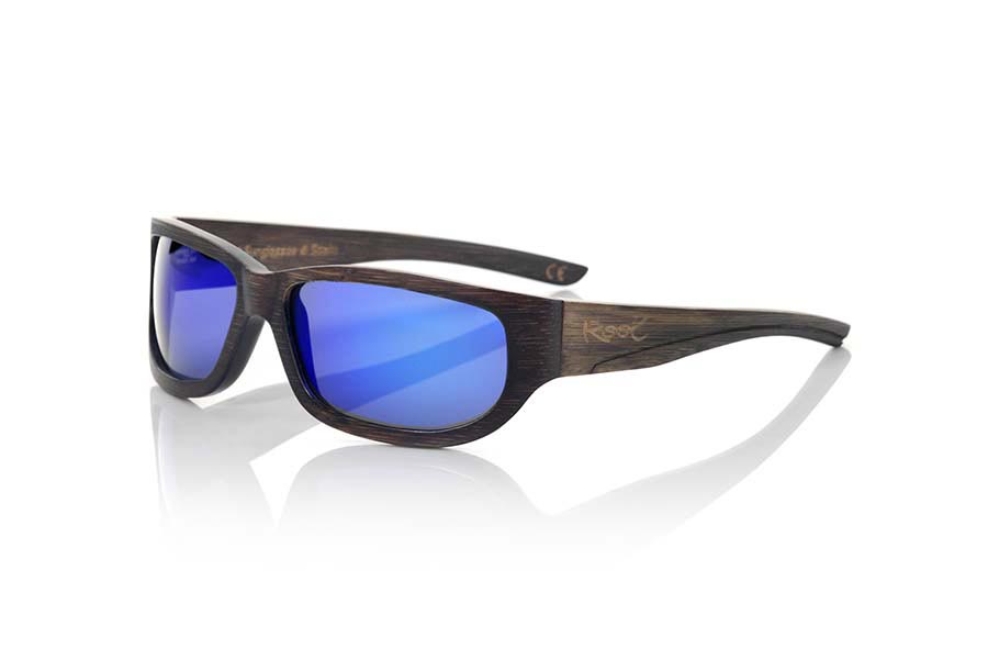 Wood eyewear of  modelo RAVE. RAVE sunglasses are made of bamboo wood stained in dark brown tones. He front of this glass is curved so covers great part of the face is a glass of design defortivo more small that the model FUNK and is suitable for all type of people of both sexes.  The PIN are wide with a line die cut that you gives an aspect elegant and are made in wood of bamboo solid dyed in tones Brown dark. The lightness of the glass, its sports sudiseno resistance and the combination of lenses will surprise you. Measure front: 145x42mm | Root Sunglasses® 