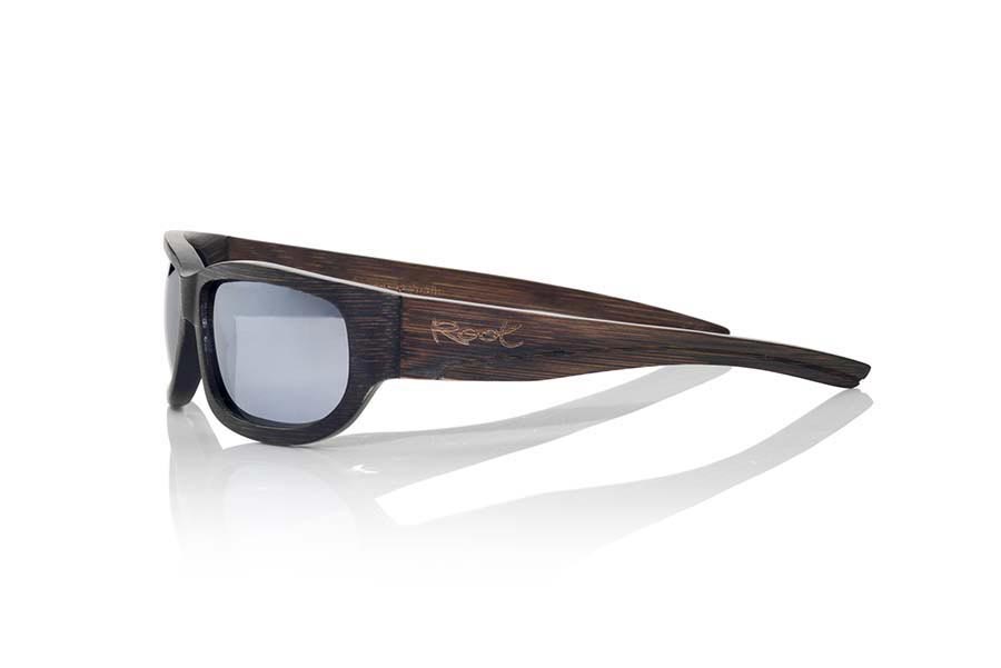 Wood eyewear of  RAVE. RAVE sunglasses are made of bamboo wood stained in dark brown tones. He front of this glass is curved so covers great part of the face is a glass of design defortivo more small that the model FUNK and is suitable for all type of people of both sexes.  The PIN are wide with a line die cut that you gives an aspect elegant and are made in wood of bamboo solid dyed in tones Brown dark. The lightness of the glass, its sports sudiseno resistance and the combination of lenses will surprise you. Measure front: 145x42mm for Wholesale & Retail | Root Sunglasses® 