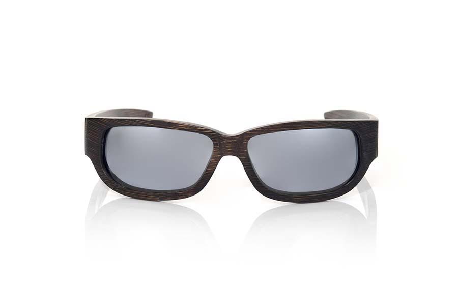 Gafas de Madera Natural de  RAVE. Las gafas de sol RAVE están fabricadas en madera de bambú tintada en tonos marrón oscuro. El frontal de esta gafa está curvado de forma que cubre gran parte de la cara es una gafa de diseño defortivo más pequeña que el modelo FUNK y es apta para todo tipo de personas de ambos sexos.  Las varillas son anchas  con una línea troquelada que le da un aspecto elegante y están realizadas en madera de bambú maciza tintada en tonos marrón oscuro. Te sorprenderá la ligereza de esta gafa, su resistencia sudiseño deportivo y la combinación de lentes. Medida frontal: 145x42mm Venta al Por Mayor y Detalle | Root Sunglasses® 