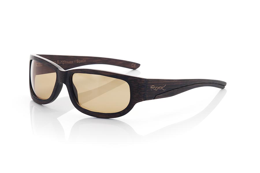 Gafas de Madera Natural de  RAVE. Las gafas de sol RAVE están fabricadas en madera de bambú tintada en tonos marrón oscuro. El frontal de esta gafa está curvado de forma que cubre gran parte de la cara es una gafa de diseño defortivo más pequeña que el modelo FUNK y es apta para todo tipo de personas de ambos sexos.  Las varillas son anchas  con una línea troquelada que le da un aspecto elegante y están realizadas en madera de bambú maciza tintada en tonos marrón oscuro. Te sorprenderá la ligereza de esta gafa, su resistencia sudiseño deportivo y la combinación de lentes. Medida frontal: 145x42mm Venta al Por Mayor y Detalle | Root Sunglasses® 