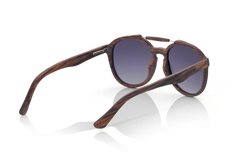 Wood eyewear of Mahogany SAONA. The SAONA sunglasses are made of mahogany wood. The front of this rounded glasses and sexy lines is made of mahogany wood and presents a metallic thread on the eyebrow with a mahogany wood motif.  The sideburns are fine made in solid mahogany wood.. You will be surprised by the design and the beauty of the wood. Frontal measurement: 137x55mm for Wholesale & Retail | Root Sunglasses® 