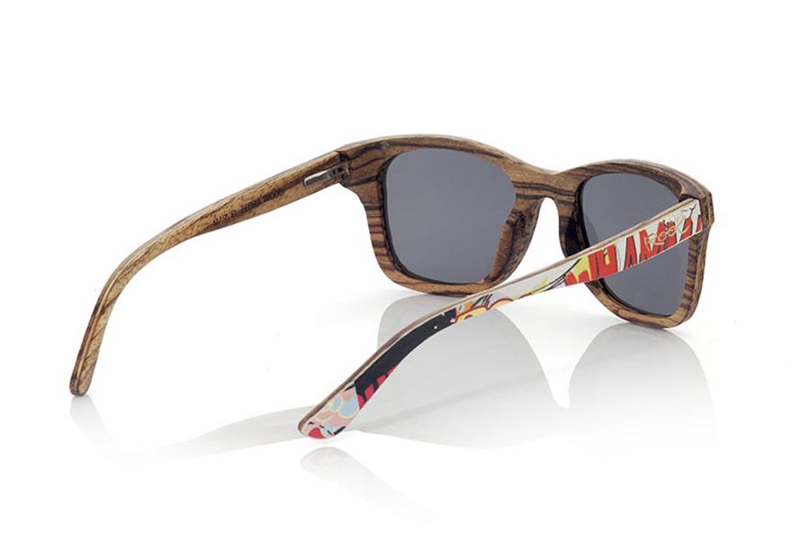 Gafas de Madera Natural de Zebrano MARVEL. Las gafas de sol MARVEL están fabricadas con madera de Zebrano y tanto el frontal como las varillas han sido revestidas de páginas de comics marvel recicladas tratadas con barnices para proteger la tinta de las viñetas. Si todas nuestras gafas son únicas e irrepetibles, estas todavía más ya que son todas absolutamente diferentes en función de la página de comic con las que están fabricadas, por lo que el modelo recibido puede diferir del mostrado. Te encantará este modelo original, exclusivo y muy elegante. Medida frontal: 145x48mm Venta al Por Mayor y Detalle | Root Sunglasses® 