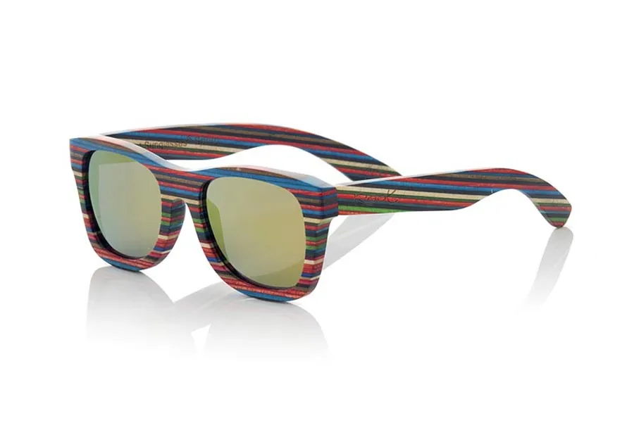 Gafas de Madera Natural de Laminada SABAY. Las gafas de sol SABAY (nuevo modelo) están realizadas en madera laminada de 9 capas con un patrón de nueve colores, la montura tiene un tamaño algo más reducido que otros modelos similares, quedan realmente bien a casi todo el mundo, las Sabay son un modelo muy especial con el que sorprenderás a propios y extraños. Disponible en diferentes combinaciones de lentes. Medida Frontal: 144x48mm Venta al Por Mayor y Detalle | Root Sunglasses® 