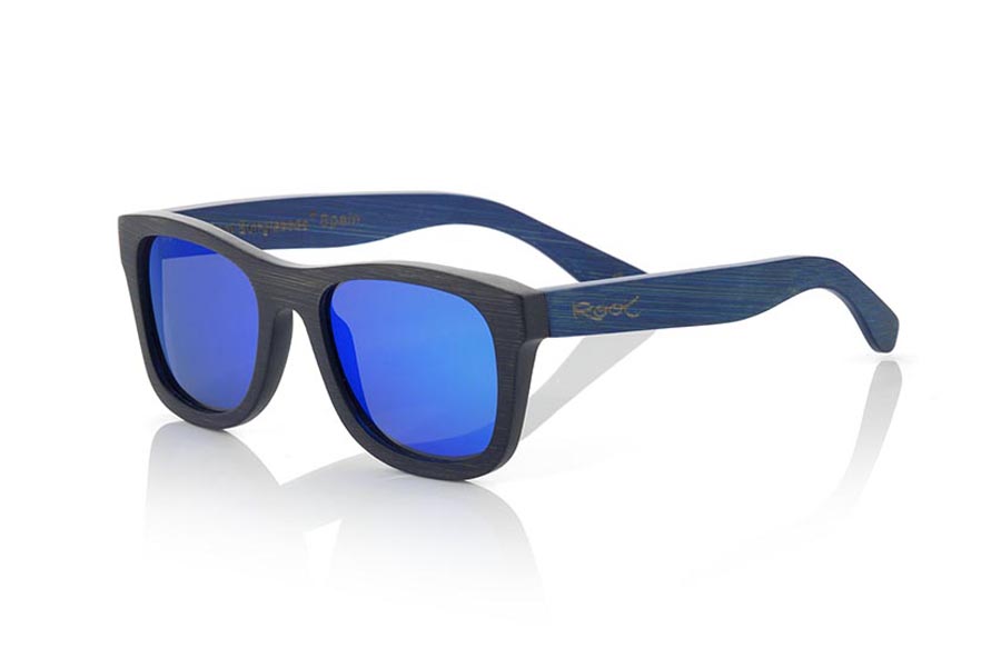 Gafas de Madera Natural de Bambú modelo TENA. Las gafas de sol TENA están realizadas en madera de bambú combinando el frontal en bambú natural con un tintado negro con las varillas en bambú natural con un tintado azul, es una montura clásica de un tamaño que se adapta bien a todo tipo de caras tanto de hombres como de mujeres. Las TENA son una apuesta en Azul que mantiene limpia tu mirada.  Medida frontal: 146x50 | Root Sunglasses® 