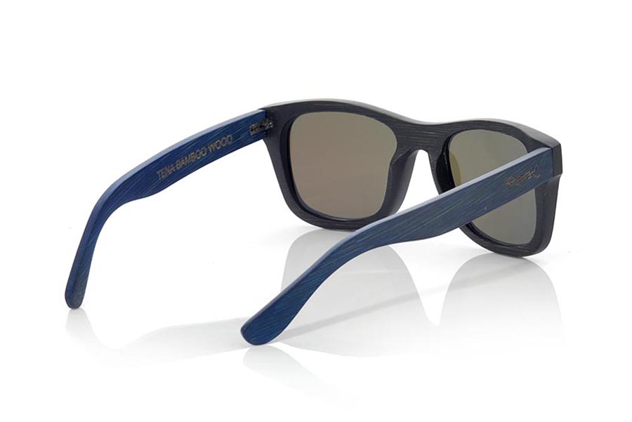 Gafas de Madera Natural de Bambú TENA. Las gafas de sol TENA están realizadas en madera de bambú combinando el frontal en bambú natural con un tintado negro con las varillas en bambú natural con un tintado azul, es una montura clásica de un tamaño que se adapta bien a todo tipo de caras tanto de hombres como de mujeres. Las TENA son una apuesta en Azul que mantiene limpia tu mirada.  Medida frontal: 146x50 Venta al Por Mayor y Detalle | Root Sunglasses® 