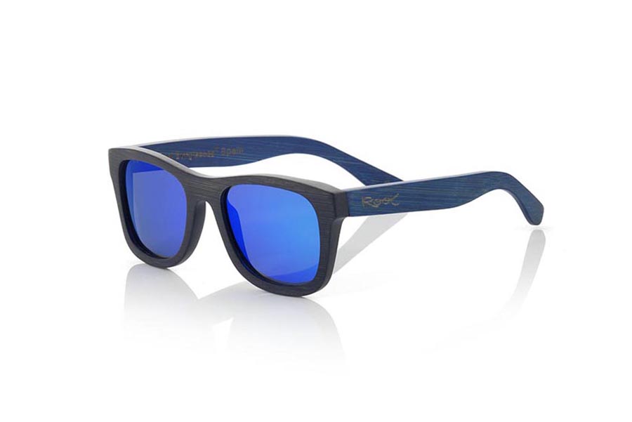 Gafas de Madera Natural de Bambú TENA S. Las gafas de sol TENA S están realizadas en madera de bambú combinando el frontal en bambú natural con un tintado negro con las varillas en bambú natural con un tintado azul, es una montura clásica con un tamaño reducido para las personas a las que les sientan mejor las gafas más pequeñas. Las TENA S son una apuesta en Azul que mantiene limpia tu mirada.  Medida frontal: 136x44 Venta al Por Mayor y Detalle | Root Sunglasses® 