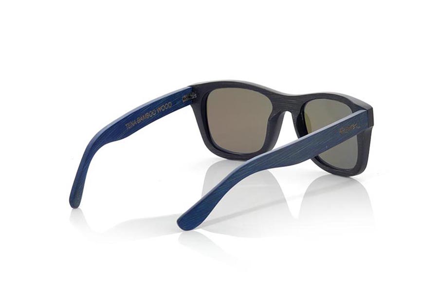 Gafas de Madera Natural de Bambú TENA S. Las gafas de sol TENA S están realizadas en madera de bambú combinando el frontal en bambú natural con un tintado negro con las varillas en bambú natural con un tintado azul, es una montura clásica con un tamaño reducido para las personas a las que les sientan mejor las gafas más pequeñas. Las TENA S son una apuesta en Azul que mantiene limpia tu mirada.  Medida frontal: 136x44 Venta al Por Mayor y Detalle | Root Sunglasses® 