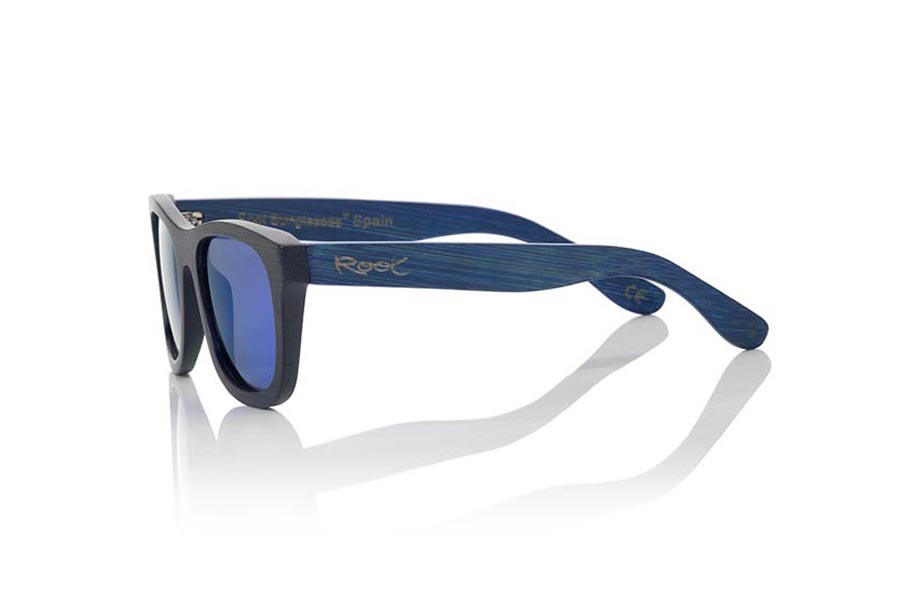 Gafas de Madera Natural de Bambú TENA S. Las gafas de sol TENA S están realizadas en madera de bambú combinando el frontal en bambú natural con un tintado negro con las varillas en bambú natural con un tintado azul, es una montura clásica con un tamaño reducido para las personas a las que les sientan mejor las gafas más pequeñas. Las TENA S son una apuesta en Azul que mantiene limpia tu mirada.  Medida frontal: 136x44 Venta al Por Mayor y Detalle | Root Sunglasses® 