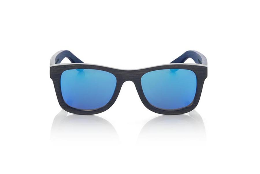 Gafas de Madera Natural de Bambú TENA S. Las gafas de sol TENA S están realizadas en madera de bambú combinando el frontal en bambú natural con un tintado negro con las varillas en bambú natural con un tintado azul, es una montura clásica con un tamaño reducido para las personas a las que les sientan mejor las gafas más pequeñas. Las TENA S son una apuesta en Azul que mantiene limpia tu mirada.  Medida frontal: 136x44 Venta al Por Mayor y Detalle | Root Sunglasses® 