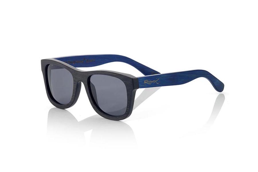 Gafas de Madera Natural de Bambú TENA S. Las gafas de sol TENA S están realizadas en madera de bambú combinando el frontal en bambú natural con un tintado negro con las varillas en bambú natural con un tintado azul, es una montura clásica con un tamaño reducido para las personas a las que les sientan mejor las gafas más pequeñas. Las TENA S son una apuesta en Azul que mantiene limpia tu mirada.  Medida frontal: 136x44 Venta al Por Mayor y Detalle | Root Sunglasses® 