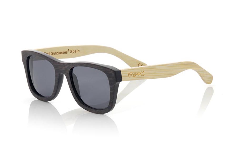 Gafas de Madera Natural de Bambú WOODHEART. Las gafas de sol de madera Woodheart están realizadas en madera de bambú, el frontal ha sido tintado en tonos marrones oscuros y las varillas en color bambú natural donde la veta de la madera siempre está presente,  se trata de una montura clásica que sienta bien tanto a ellos como a ellas. Medida frontal: 147x50mm Venta al Por Mayor y Detalle | Root Sunglasses® 