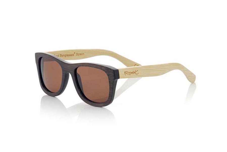 Gafas de Madera Natural de Bambú WOODHEART S. Las gafas de sol de madera Woodheart están realizadas en madera de bambú, con el frontal tintado en tonos marrones y las varillas en color bambú natural donde la veta de la madera siempre está presente,  es una montura clásica con un tamaño reducido para las personas a las que les sientan mejor las gafas más pequeñas. Medida frontal: 136x44mm Venta al Por Mayor y Detalle | Root Sunglasses® 