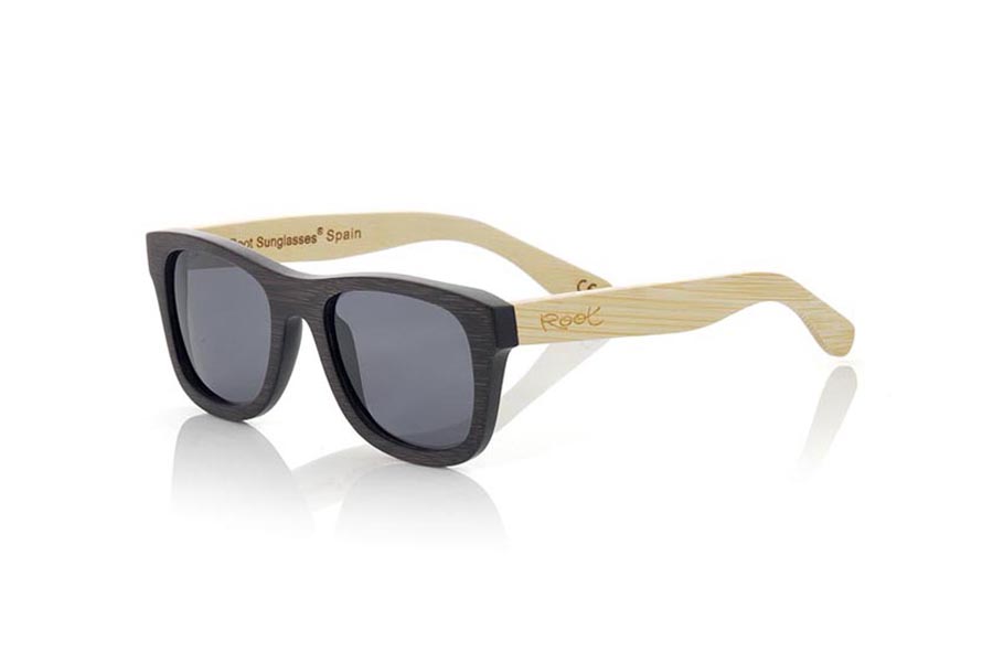 Wood eyewear of Bamboo modelo WOODHEART S. The sunglasses Woodheart are made of bamboo wood, with the front dyed  in brown tones and sideburns in natural bamboo color  where the wood grain is always present Its a classic frame with a small size for people who feel better glasses Small. Front measssure: 136x44mm | Root Sunglasses® 