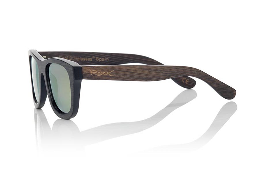 Gafas de Madera Natural de  GENESIS. Las Gafas de Sol de Madera Génesis están realizadas en bambú tintado en dos tonos con el frontal en negro y las varillas en marrón oscuro. De formas clásicas las Génesis son un modelo unisex, elegante y discreto sin embargo no podrán dejar de mirarte. Medida frontal  146x50mm Venta al Por Mayor y Detalle | Root Sunglasses® 