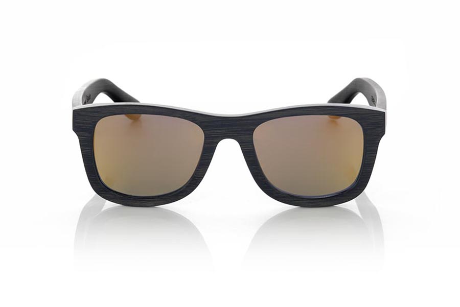 Gafas de Madera Natural de  GENESIS. Las Gafas de Sol de Madera Génesis están realizadas en bambú tintado en dos tonos con el frontal en negro y las varillas en marrón oscuro. De formas clásicas las Génesis son un modelo unisex, elegante y discreto sin embargo no podrán dejar de mirarte. Medida frontal  146x50mm Venta al Por Mayor y Detalle | Root Sunglasses® 