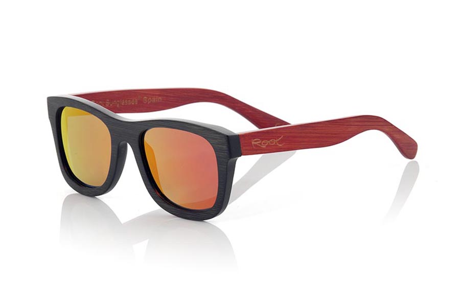 Gafas de Madera Natural de Bambú modelo RUNA. Las gafas de sol RUNA están realizadas en madera de bambú combinando el frontal en bambú natural con un tintado negro con las varillas en bambú natural con un tintado rojo, es una montura clásica de un tamaño que se adapta bien a todo tipo de caras tanto de hombres como de mujeres. Las RUNA son una apuesta en rojo que mantiene limpia tu mirada.  Medida frontal: 146x50 | Root Sunglasses® 