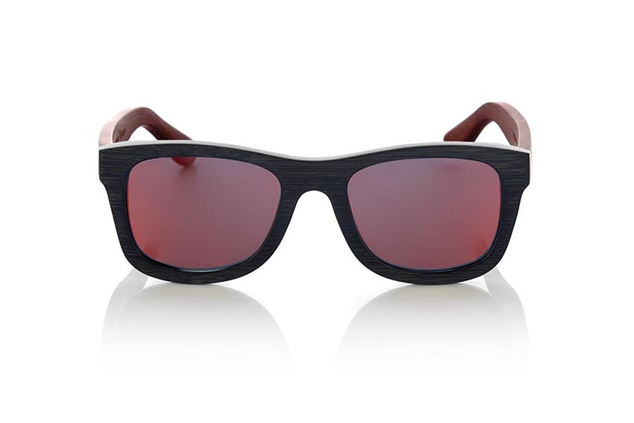 Gafas de Madera Natural de Bambú RUNA. Las gafas de sol RUNA están realizadas en madera de bambú combinando el frontal en bambú natural con un tintado negro con las varillas en bambú natural con un tintado rojo, es una montura clásica de un tamaño que se adapta bien a todo tipo de caras tanto de hombres como de mujeres. Las RUNA son una apuesta en rojo que mantiene limpia tu mirada.  Medida frontal: 146x50 Venta al Por Mayor y Detalle | Root Sunglasses® 