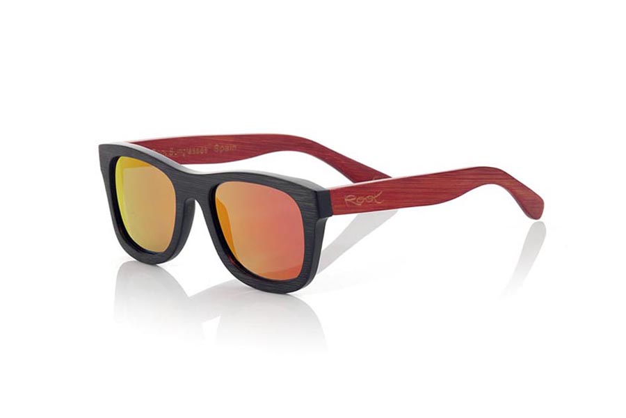 Gafas de Madera Natural de Bambú RUNA S. Las gafas de sol RUNA S están realizadas en madera de bambú combinando el frontal en bambú natural con un tintado negro con las varillas en bambú natural con un tintado rojo, es una montura clásica con un tamaño reducido para las personas a las que les sientan mejor las gafas más pequeñas. Las RUNA S son una apuesta en ROJO que mantiene limpia tu mirada.  Medida frontal: 136x44 Venta al Por Mayor y Detalle | Root Sunglasses® 