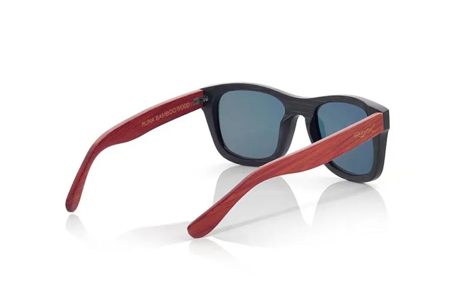 Gafas de Madera Natural de Bambú RUNA S. Las gafas de sol RUNA S están realizadas en madera de bambú combinando el frontal en bambú natural con un tintado negro con las varillas en bambú natural con un tintado rojo, es una montura clásica con un tamaño reducido para las personas a las que les sientan mejor las gafas más pequeñas. Las RUNA S son una apuesta en ROJO que mantiene limpia tu mirada.  Medida frontal: 136x44 Venta al Por Mayor y Detalle | Root Sunglasses® 