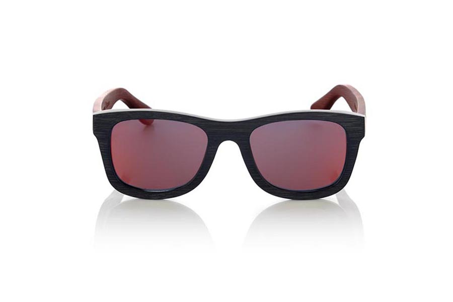 Gafas de Madera Natural de Bambú RUNA S. Las gafas de sol RUNA S están realizadas en madera de bambú combinando el frontal en bambú natural con un tintado negro con las varillas en bambú natural con un tintado rojo, es una montura clásica con un tamaño reducido para las personas a las que les sientan mejor las gafas más pequeñas. Las RUNA S son una apuesta en ROJO que mantiene limpia tu mirada.  Medida frontal: 136x44 Venta al Por Mayor y Detalle | Root Sunglasses® 