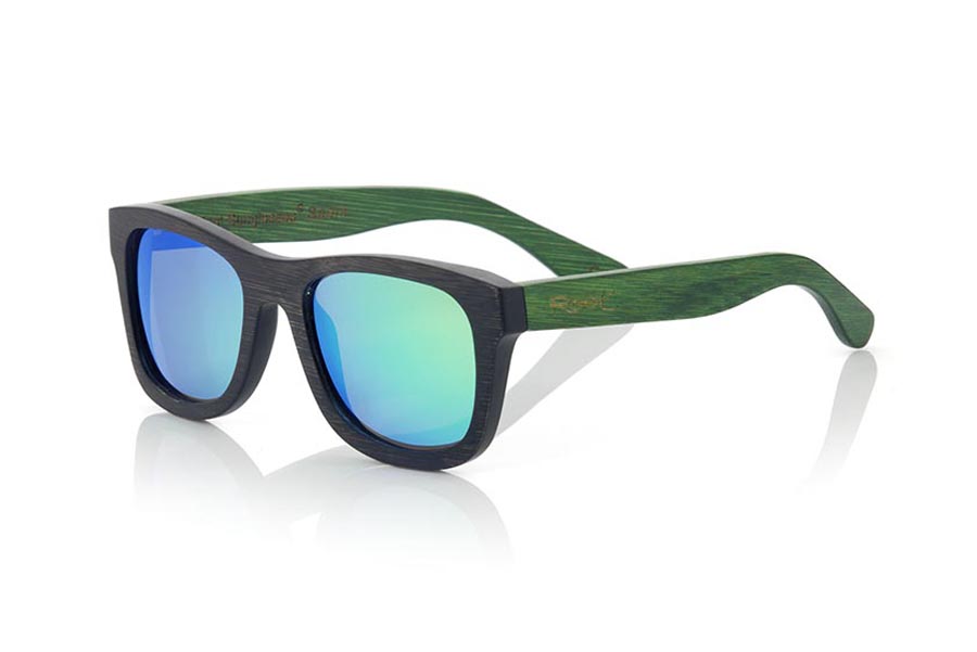 Gafas de Madera Natural de Bambú modelo EYRE. Las gafas de sol EYRE están realizadas en madera de bambú combinando el frontal en bambú natural con un tintado negro con las varillas en bambú natural con un tintado VERDE, es una montura clásica de un tamaño que se adapta bien a todo tipo de caras tanto de hombres como de mujeres. Las EYRE son una apuesta en VERDE que mantiene limpia tu mirada.  Medida frontal: 146x50 | Root Sunglasses® 