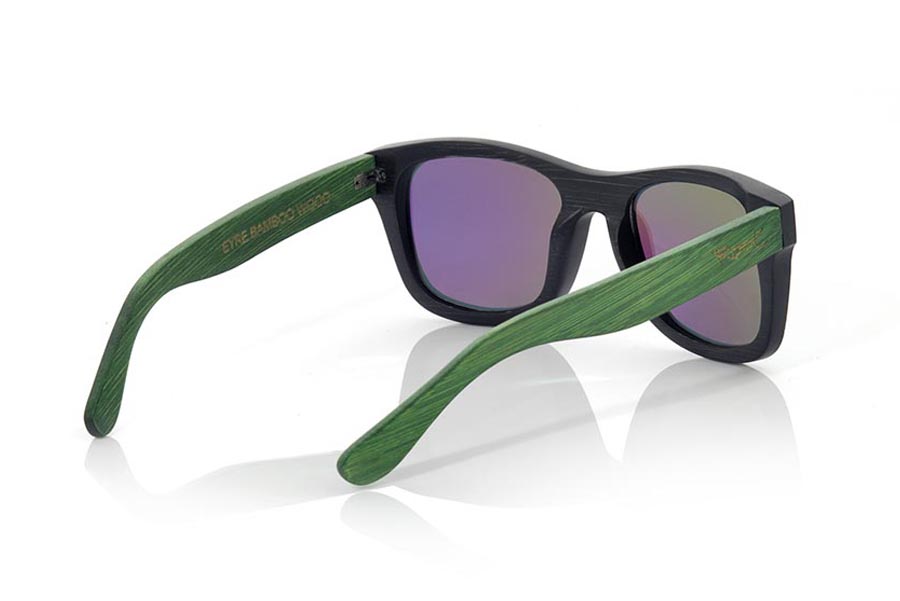 Gafas de Madera Natural de Bambú EYRE. Las gafas de sol EYRE están realizadas en madera de bambú combinando el frontal en bambú natural con un tintado negro con las varillas en bambú natural con un tintado VERDE, es una montura clásica de un tamaño que se adapta bien a todo tipo de caras tanto de hombres como de mujeres. Las EYRE son una apuesta en VERDE que mantiene limpia tu mirada.  Medida frontal: 146x50 Venta al Por Mayor y Detalle | Root Sunglasses® 