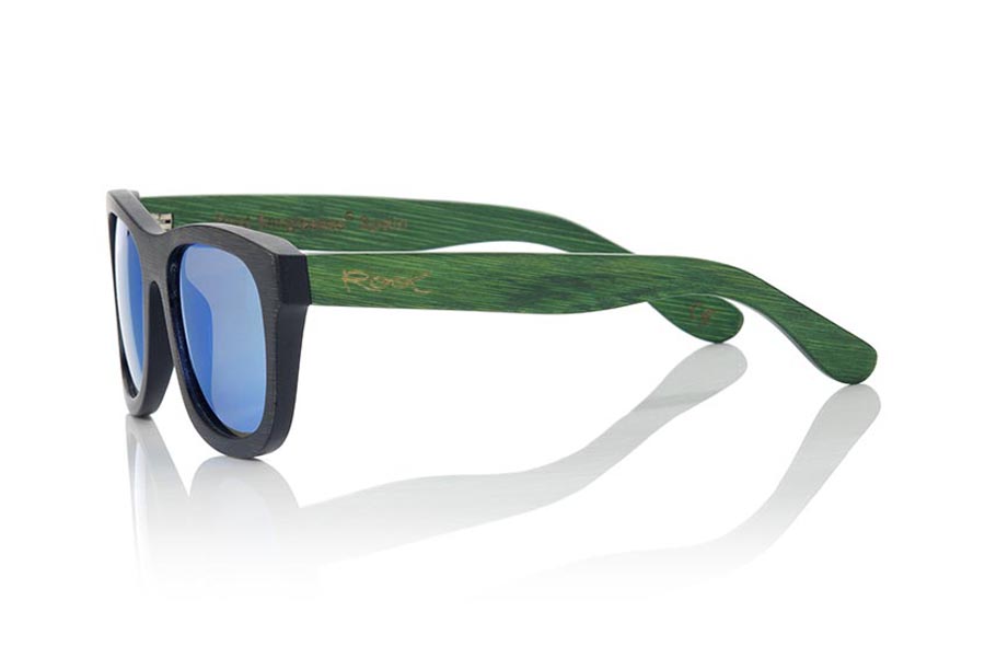 Gafas de Madera Natural de Bambú EYRE. Las gafas de sol EYRE están realizadas en madera de bambú combinando el frontal en bambú natural con un tintado negro con las varillas en bambú natural con un tintado VERDE, es una montura clásica de un tamaño que se adapta bien a todo tipo de caras tanto de hombres como de mujeres. Las EYRE son una apuesta en VERDE que mantiene limpia tu mirada.  Medida frontal: 146x50 Venta al Por Mayor y Detalle | Root Sunglasses® 