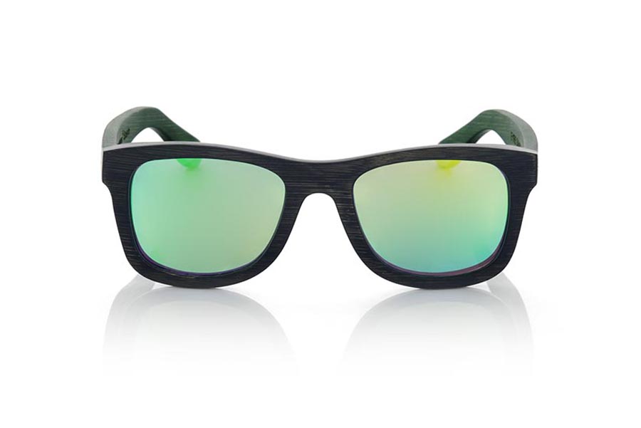 Gafas de Madera Natural de Bambú EYRE. Las gafas de sol EYRE están realizadas en madera de bambú combinando el frontal en bambú natural con un tintado negro con las varillas en bambú natural con un tintado VERDE, es una montura clásica de un tamaño que se adapta bien a todo tipo de caras tanto de hombres como de mujeres. Las EYRE son una apuesta en VERDE que mantiene limpia tu mirada.  Medida frontal: 146x50 Venta al Por Mayor y Detalle | Root Sunglasses® 