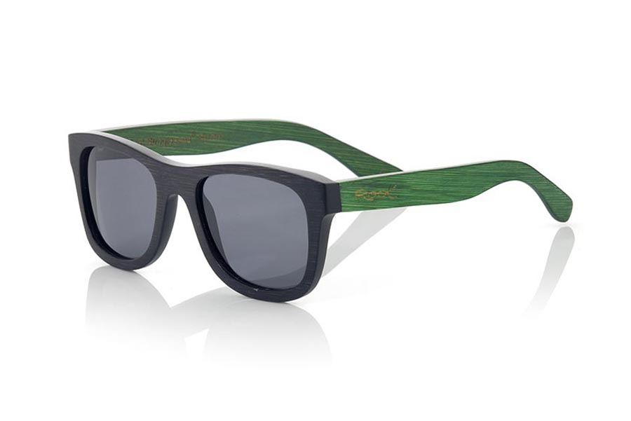 Gafas de Madera Natural de Bambú EYRE. Las gafas de sol EYRE están realizadas en madera de bambú combinando el frontal en bambú natural con un tintado negro con las varillas en bambú natural con un tintado VERDE, es una montura clásica de un tamaño que se adapta bien a todo tipo de caras tanto de hombres como de mujeres. Las EYRE son una apuesta en VERDE que mantiene limpia tu mirada.  Medida frontal: 146x50 Venta al Por Mayor y Detalle | Root Sunglasses® 