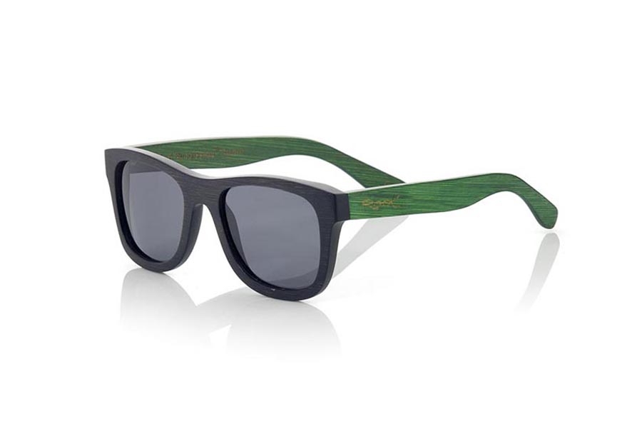 Gafas de Madera Natural de  EYRE S. Las gafas de sol RUNA S están realizadas en madera de bambú combinando el frontal en bambú natural con un tintado negro con las varillas en bambú natural con un tintado rojo, es una montura clásica con un tamaño reducido para las personas a las que les sientan mejor las gafas más pequeñas. Las RUNA S son una apuesta en ROJO que mantiene limpia tu mirada.  Medida frontal: 136x44 Venta al Por Mayor y Detalle | Root Sunglasses® 