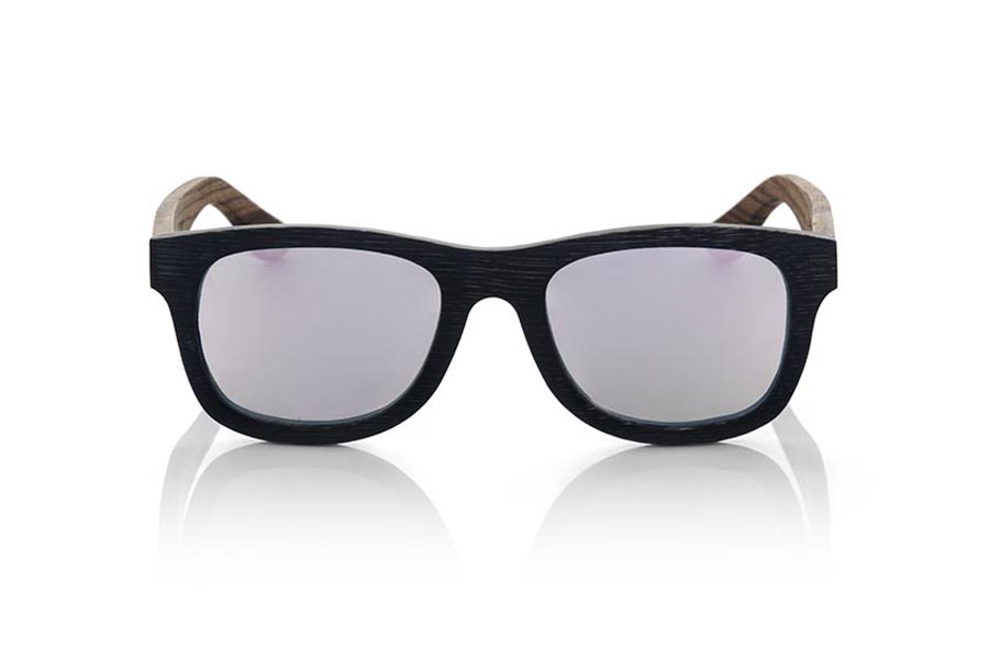 Gafas de Madera Natural de Bambú SANS. Las gafas de sol SANS están realizadas en madera de bambú combinando el frontal en bambú natural con un tintado negro con las varillas en madera de zebra natural revestidas con páginas de periódicos, es una montura clásica de un tamaño que se adapta bien a todo tipo de caras tanto de hombres como de mujeres. Las SANS son una apuesta original y exclusiva. Las SANS son un módelo todavía más exclusivo ya que todas las páginas de periodicos utilizadas son diferentes entre si, por esta razón el modelo recibido puede no ser exactamente igual al modelo mostrado.  Medida frontal: 146x50 Venta al Por Mayor y Detalle | Root Sunglasses® 