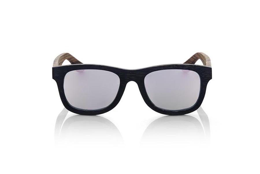 Gafas de Madera Natural de Bambú SANS S. Las gafas de sol SANS S están realizadas en madera de bambú combinando el frontal en bambú natural con un tintado negro con las varillas en madera de zebra natural revestidas con páginas de periodicos, es una montura clásica con un tamaño reducido para las personas a las que les sientan mejor las gafas más pequeñas. Las SANS S son una apuesta original y exclusiva. Las SANS S son un modelo todavía más exclusivo ya que todas las páginas de periodicos utilizadas son diferentes entre si por esta razón el modelo recibido puede no ser exactamente igual al modelo mostrado.  Medida frontal: 136x44mm Venta al Por Mayor y Detalle | Root Sunglasses® 