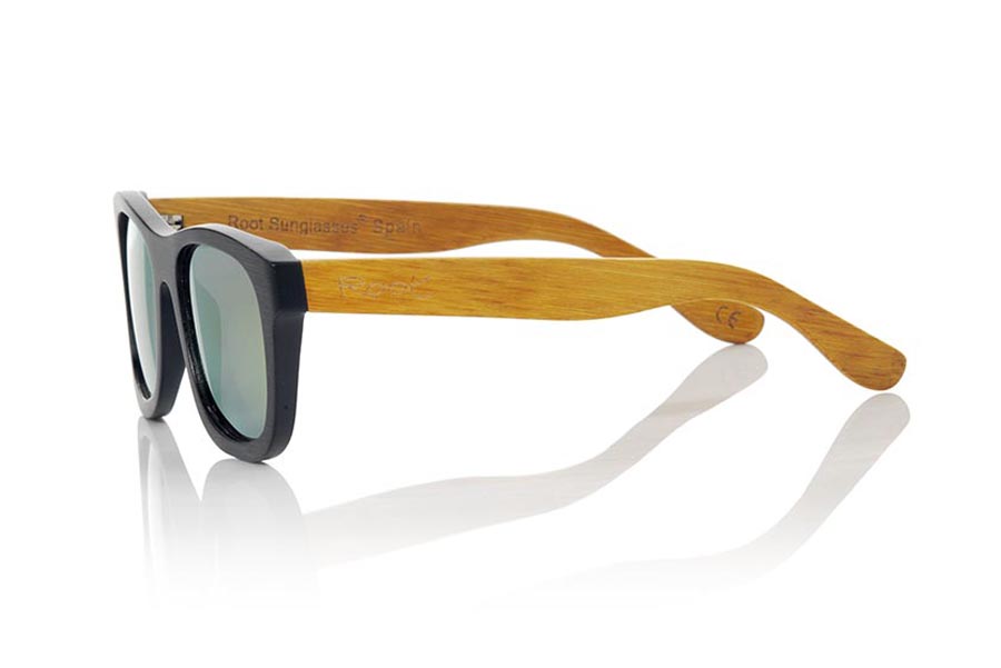 Gafas de Madera Natural de Bambú ONEGA. Las gafas de sol ONEGA están realizadas en madera de bambú combinando el frontal en bambú natural con un tintado negro con las varillas en bambú natural con un tintado AMARILLO, es una montura clásica de un tamaño que se adapta bien a todo tipo de caras tanto de hombres como de mujeres. Las ONEGA son una apuesta en AMARILLO que mantiene limpia tu mirada.  Medida frontal: 146x50x144mm Venta al Por Mayor y Detalle | Root Sunglasses® 