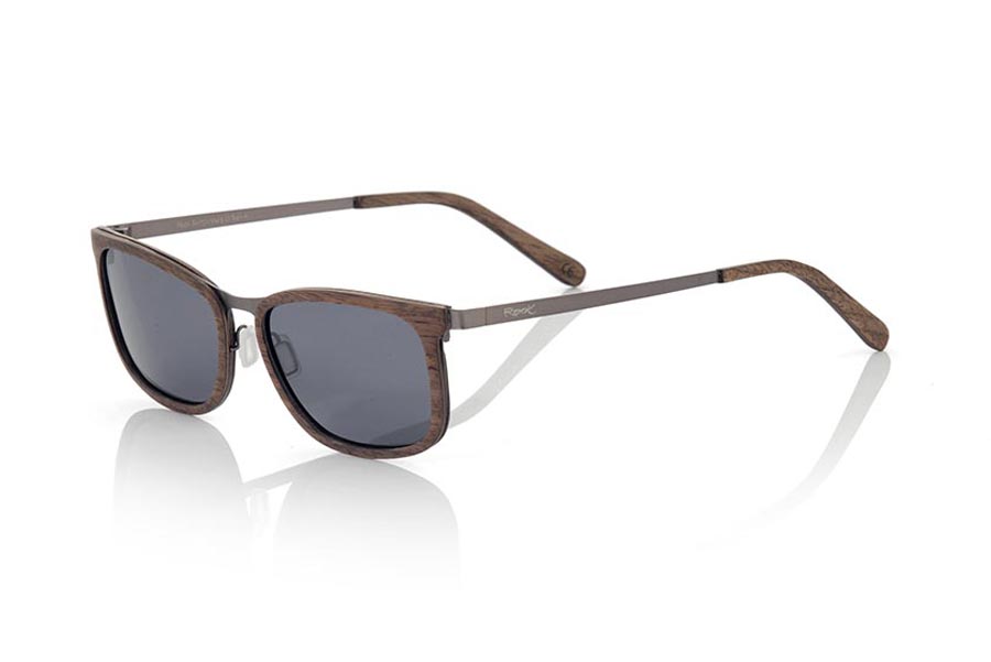 Wood eyewear of Black Walnut LUZON. LUZON sunglasses are made of black walnut wood. The front of this attractive and light glasses with a sporting touch is made of black walnut wood and has a thin matt metal plate crossed and supports the mount and provides resistance to the set as well as adaptable pads. The ultra-thin steel sideburns provide this model with a delicate minimalist touch.  You will be surprised by the design, the beauty of the wood and the extreme lightness of the whole. Frontal measurement: 141x41mm for Wholesale & Retail | Root Sunglasses® 