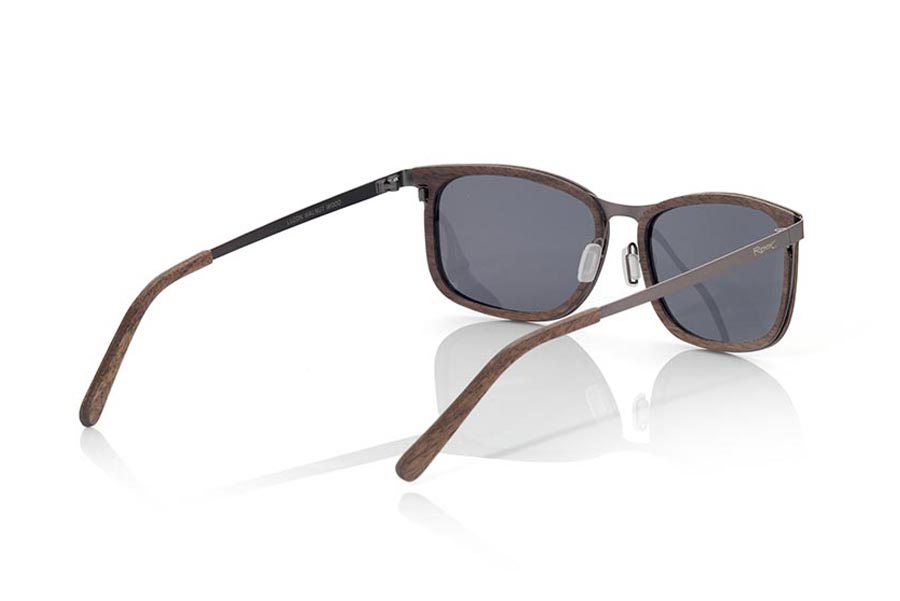 Wood eyewear of Black Walnut LUZON. LUZON sunglasses are made of black walnut wood. The front of this attractive and light glasses with a sporting touch is made of black walnut wood and has a thin matt metal plate crossed and supports the mount and provides resistance to the set as well as adaptable pads. The ultra-thin steel sideburns provide this model with a delicate minimalist touch.  You will be surprised by the design, the beauty of the wood and the extreme lightness of the whole. Frontal measurement: 141x41mm for Wholesale & Retail | Root Sunglasses® 