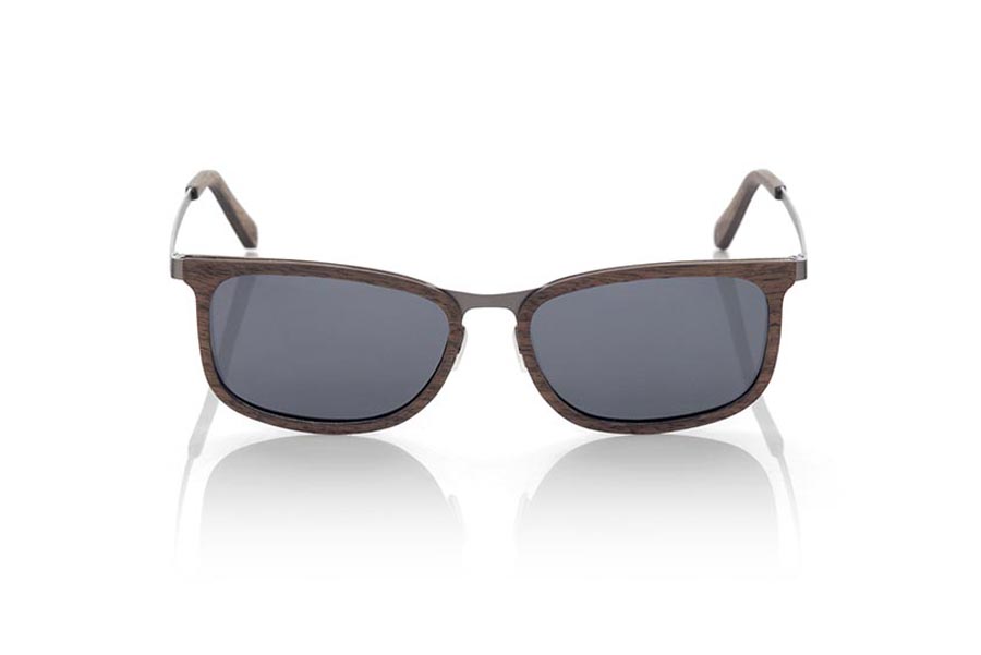 Wood eyewear of Black Walnut LUZON. LUZON sunglasses are made of black walnut wood. The front of this attractive and light glasses with a sporting touch is made of black walnut wood and has a thin matt metal plate crossed and supports the mount and provides resistance to the set as well as adaptable pads. The ultra-thin steel sideburns provide this model with a delicate minimalist touch.  You will be surprised by the design, the beauty of the wood and the extreme lightness of the whole. Frontal measurement: 141x41mm for Wholesale & Retail | Root Sunglasses® 