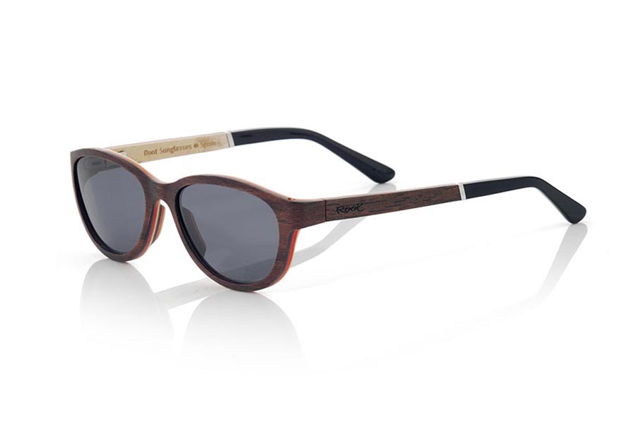 Wood eyewear of Ebony MICONOS. The Mykonos sunglasses are made of ebony and maple wood, it is a round and elongated model of modern line where the hinge of the sideburns is presented in advance in the same and the laminated wood forms an angle of 90 º You will be surprised the combination of woods its babysitting ADA termination, its shape and variety of lenses available. Frontal measurement: 138x43mm for Wholesale & Retail | Root Sunglasses® 