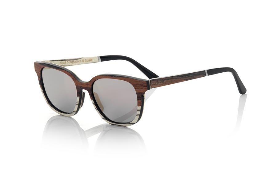 Wood eyewear of Mahogany SAMUY. SAMUY sunglasses are made from a combination of mahogany and white Zebra wood. The front of this soft-line glass is made by combining mahogany-laminated wood at the top and white zebra wood in the lower area.  The sideburns are fine made with the exterior in mahogany wood and white zebra inside. You will be surprised by the design and the beauty of the wood. Frontal measurement: 140x47mm for Wholesale & Retail | Root Sunglasses® 