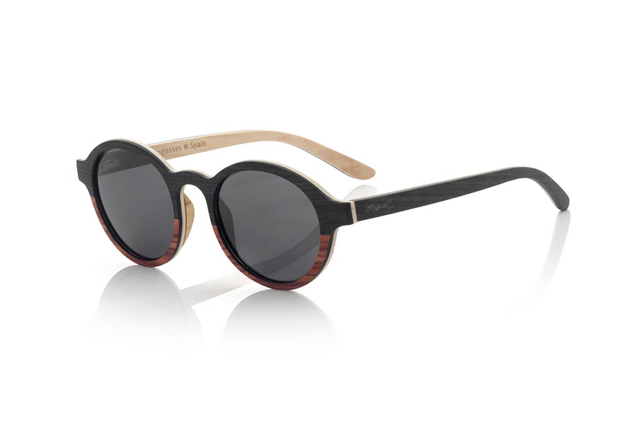 Wood eyewear of mpingo MISTRAL. The MISTRAL sunglasses are made from a combination of MPINGO and sandalwood. The front of this soft-line glass is made by combining Mpingo laminated wood in the upper part and white sandalwood in the lower area.  The sideburns are fine made with the exterior in Mpingo and maple wood inside. You will be surprised by the design and the beauty of the woods. Frontal measurement: 145x50mm for Wholesale & Retail | Root Sunglasses® 