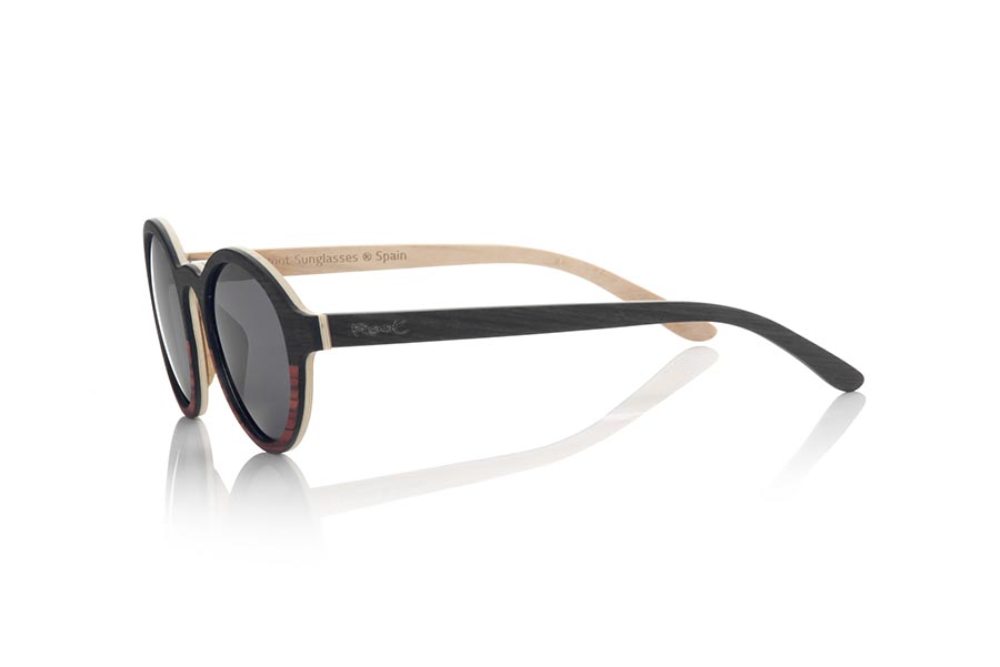 Wood eyewear of mpingo MISTRAL. The MISTRAL sunglasses are made from a combination of MPINGO and sandalwood. The front of this soft-line glass is made by combining Mpingo laminated wood in the upper part and white sandalwood in the lower area.  The sideburns are fine made with the exterior in Mpingo and maple wood inside. You will be surprised by the design and the beauty of the woods. Frontal measurement: 145x50mm for Wholesale & Retail | Root Sunglasses® 