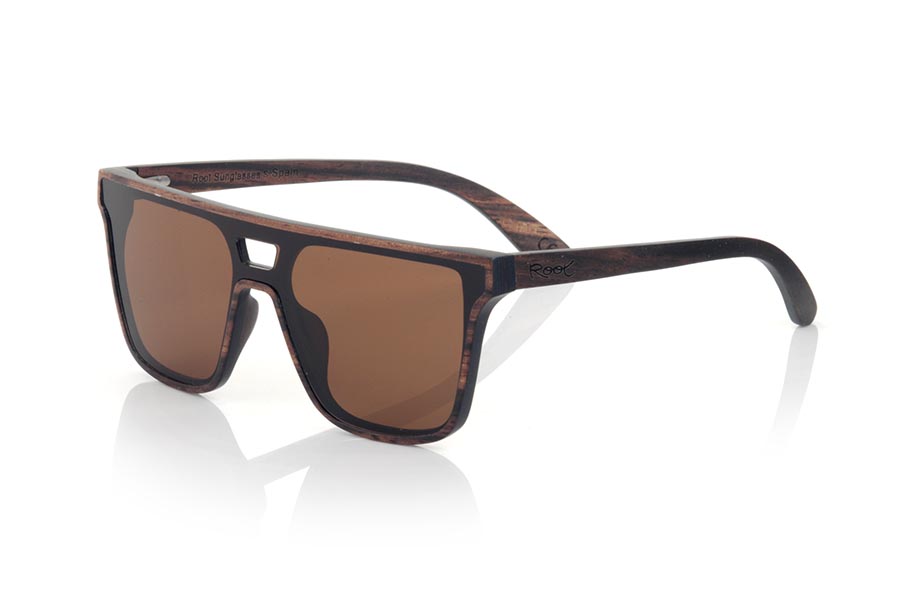 Gafas de Madera Natural de ebony modelo RIAD. Las gafas de sol RIAD están fabricadas en madera de ébano natural. Se trata de un modelo cuadrado con lente total y un marco de madera muy sutil con el puente agujereado de caracter masculino pero seguro que a alguna de ellas también le gusta. De  tamaño amplio las RIAD sorprenden por la belleza de la madera en combinaciópn con la lente Total . Medida frontal: 145x50mm | Root Sunglasses® 