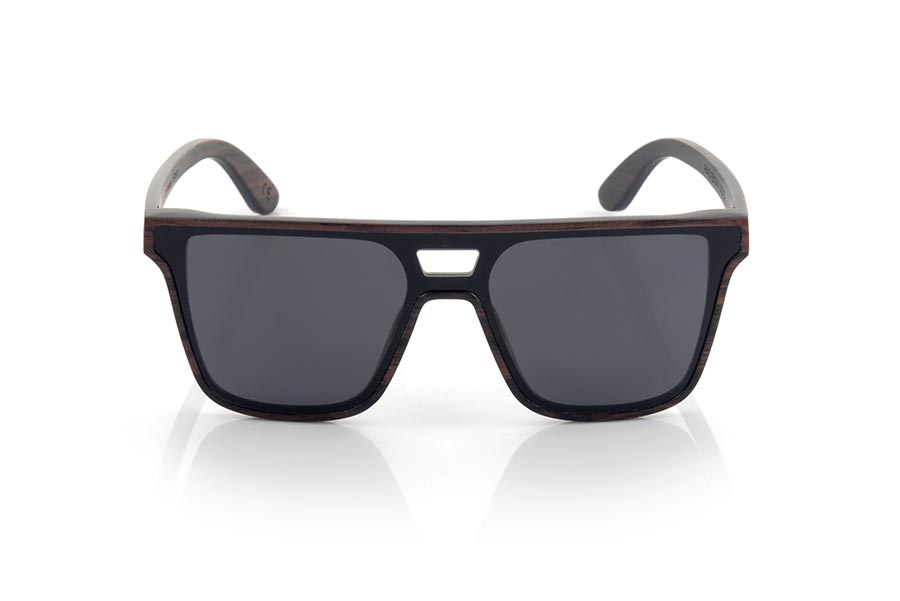 Gafas de Madera Natural de ebony RIAD. Las gafas de sol RIAD están fabricadas en madera de ébano natural. Se trata de un modelo cuadrado con lente total y un marco de madera muy sutil con el puente agujereado de caracter masculino pero seguro que a alguna de ellas también le gusta. De  tamaño amplio las RIAD sorprenden por la belleza de la madera en combinaciópn con la lente Total . Medida frontal: 145x50mm Venta al Por Mayor y Detalle | Root Sunglasses® 