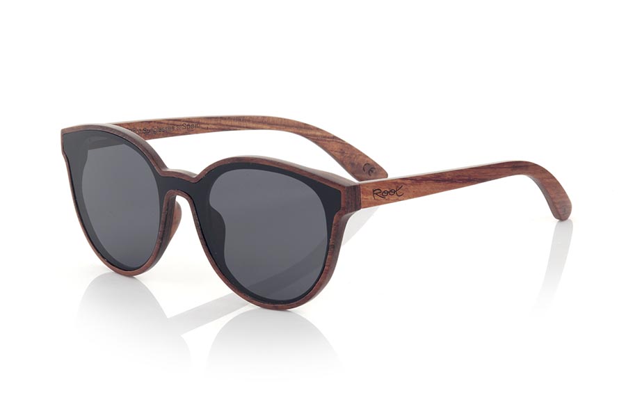 Wood eyewear of rosewood modelo SENA. SENA sunglasses are made of natural rosewood. It is a rounded model with total lens and a very subtle wooden frame. SENA surprises with the beauty of wood in combination with the Total lens. Front measurement: 145x54mm | Root Sunglasses® 