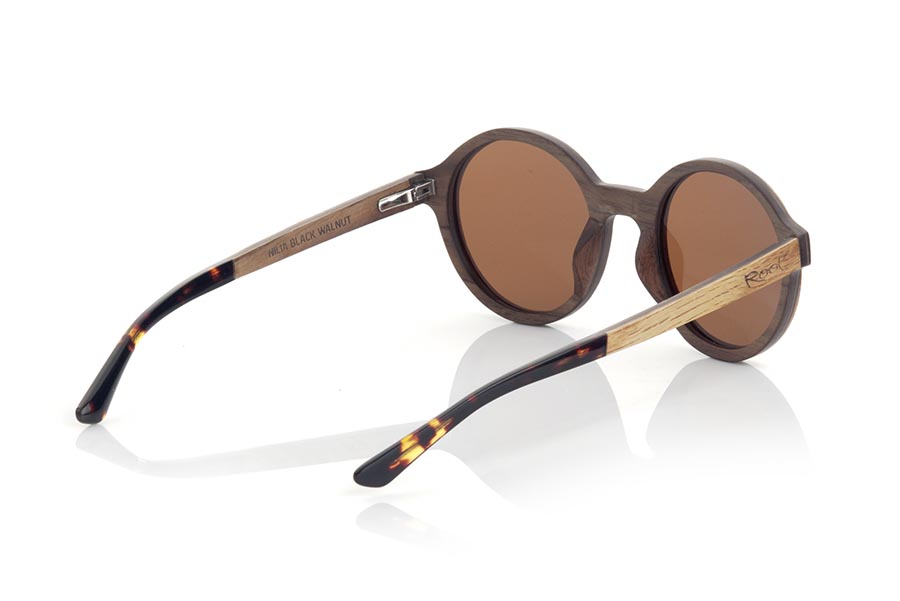 Wood eyewear of Walnut NILIA. The NILIA sunglasses are manufactured in a combination of two woods, black walnut in frame and oak in the outer ring of the frame and temples. The latter are finished in hawksbill acetate with an internal rod, which allows it to be adjusted if necessary. It is a rounded model with its own personality with a very careful finish. Front measurement: 140x50mm for Wholesale & Retail | Root Sunglasses® 