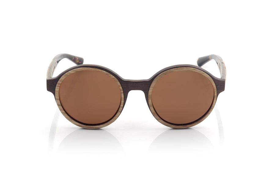 Gafas de Madera Natural de Walnut NILIA. Las gafas de sol NILIA están fabricadas en una combinación de dos maderas, Nogal negro en montura y roble en aro exterior de la montura y varillas. estas ultimas están terminadas en acetato carey con varilla interna lo que permiten ser ajustadas en caso de ser necesario.  Se trata de un modelo redondeado con personalidad propia con una terminación muy cuidada. Medida frontal: 140x50mm Venta al Por Mayor y Detalle | Root Sunglasses® 