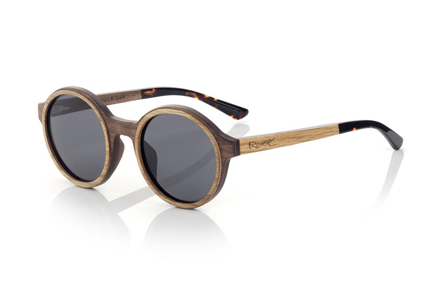 Wood eyewear of Walnut modelo NILIA. The NILIA sunglasses are manufactured in a combination of two woods, black walnut in frame and oak in the outer ring of the frame and temples. The latter are finished in hawksbill acetate with an internal rod, which allows it to be adjusted if necessary. It is a rounded model with its own personality with a very careful finish. Front measurement: 140x50mm | Root Sunglasses® 