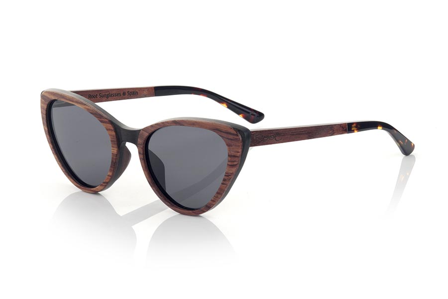 Wood eyewear of rosewood LOUISE. LOUISE sunglasses are manufactured in a combination of two woods, MPINGO (African Black wood) in frame and Rosewood in the outer ring of the frame and sideburns. The latter are finished in hawksbill acetate with internal rod which allow to be adjusted if necessary. It is a cat-style model with its own personality and a very careful finish. Front measurement: 145x50mm for Wholesale & Retail | Root Sunglasses® 