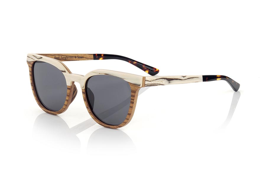 Wood eyewear of Zebrano LAURE. LAURE sunglasses are manufactured in a combination of two spectacular woods, Zebrano in frame and white zebrabo overexposed in frame and on the outside of the temples. The interior of these is composed of zebrano wood and are finished in hawksbill acetate with internal rod which allows to be adjusted if necessary. You will love the combination of the woods with the eyebrow in relief. Front measure: 137x48mm for Wholesale & Retail | Root Sunglasses® 